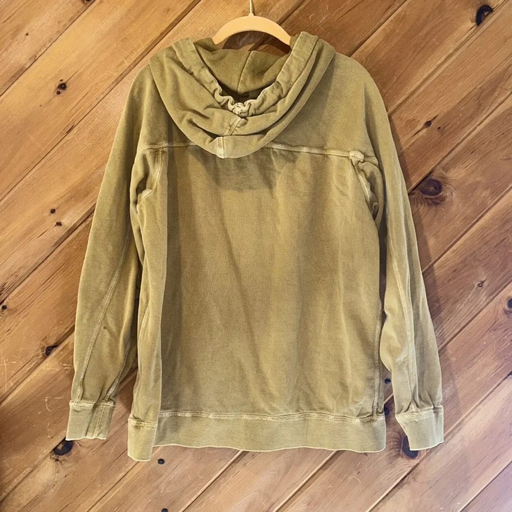 American Eagle Men’s mountain peak tan vintage style sweatshirt